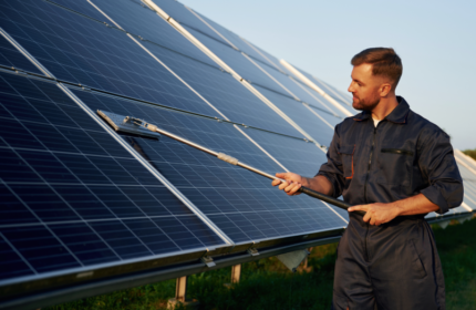 Pourquoi le nettoyage de vos panneaux solaires est crucial ?